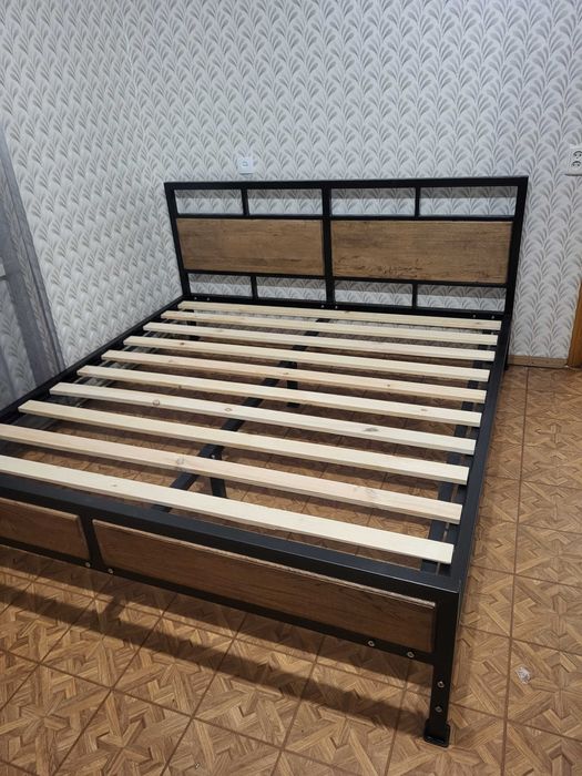 Ліжко металеве для спальні в стилі лофт