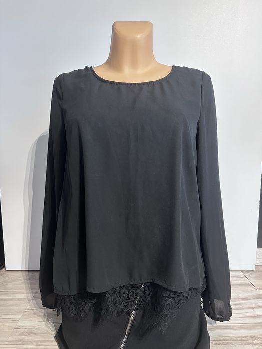 Czarna bluzeczka z koronką  r. M