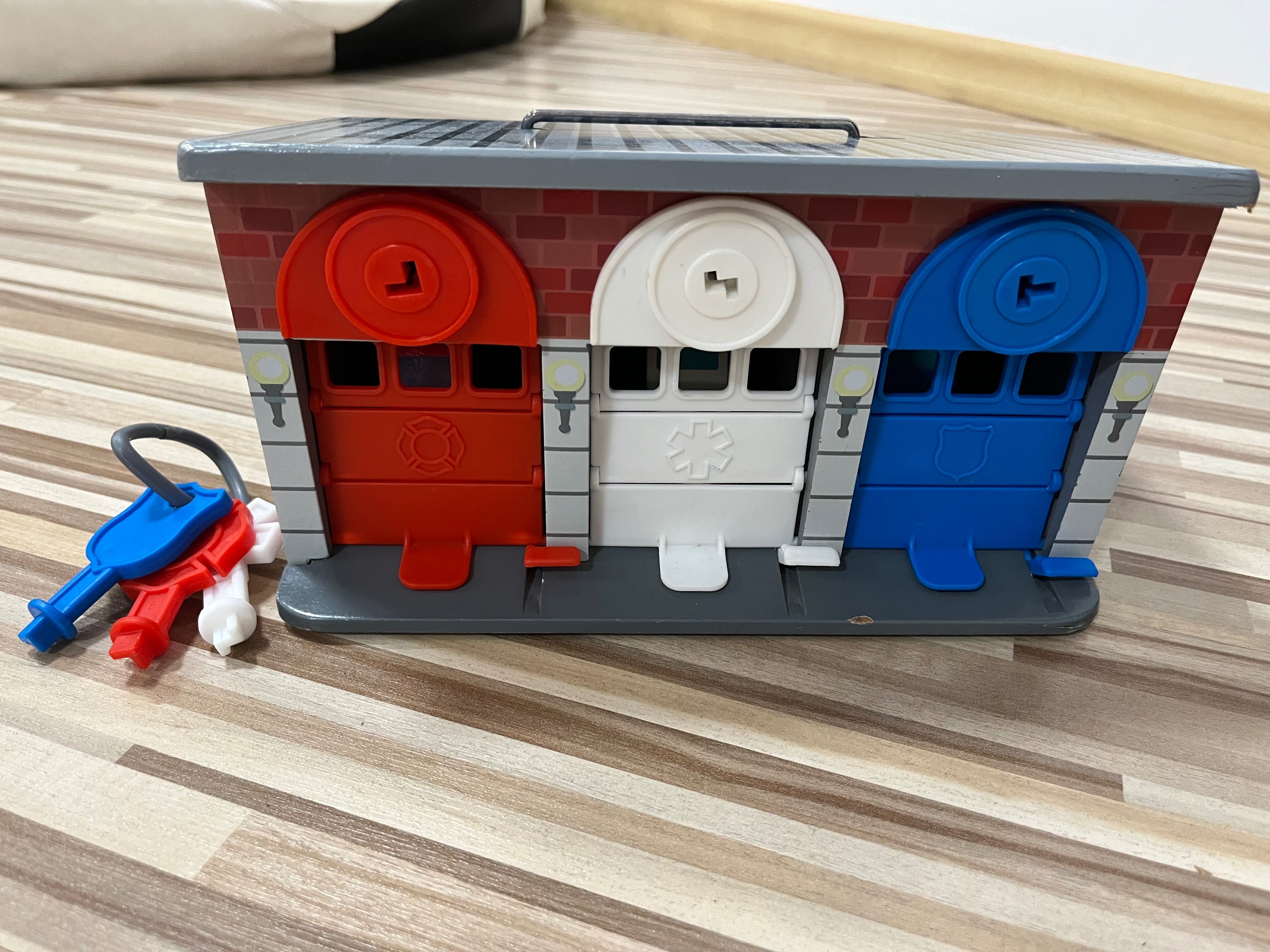 Melissa & doug garaż z 3 samochodami i domek Smoby Cotoons