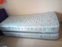 Bi cama com colchões, aspirador de pó, chaleira elétrica
