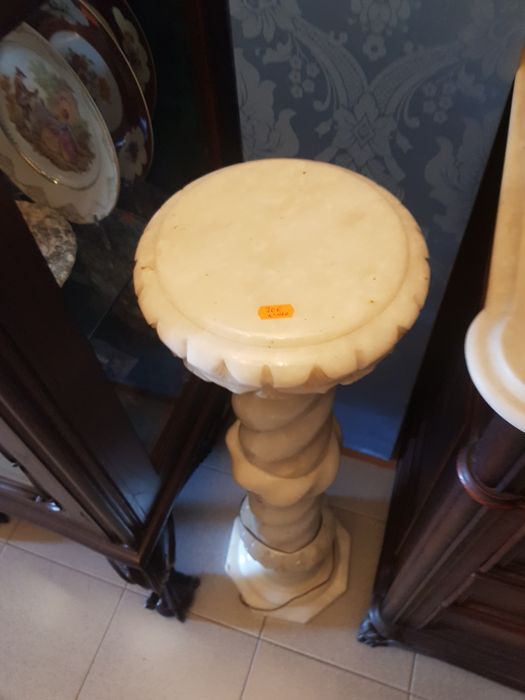 Coluna em pedra, alabastro