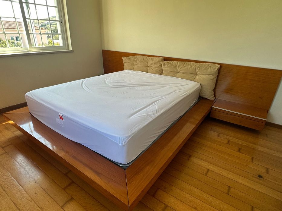 Cama de casal MODERNA  toda em madeira cerejeira, como nova.
