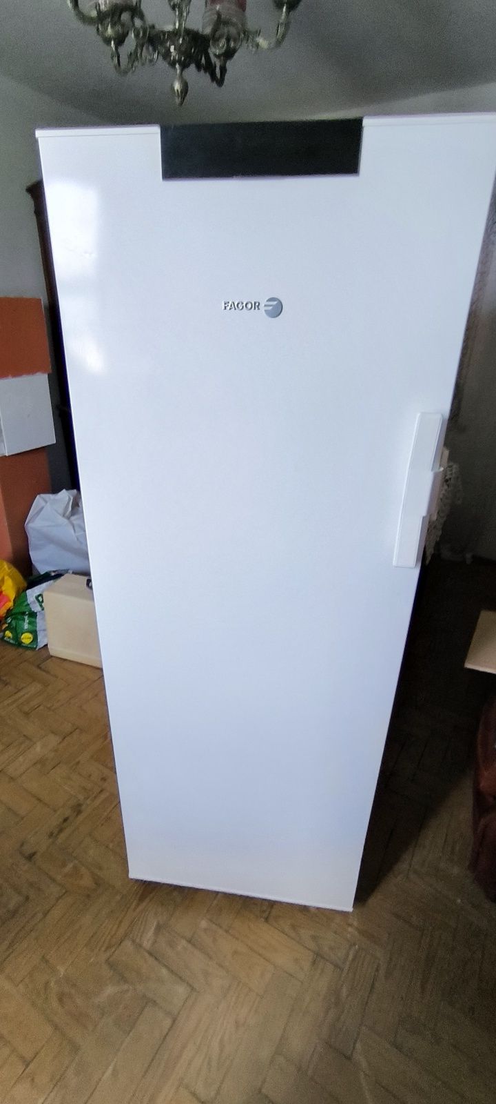 Arca vertical e frigorífico