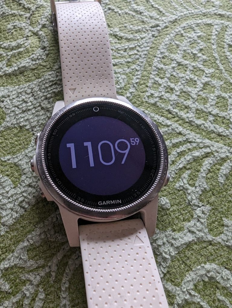 Продам смартчасы Garmin Fenix 5S white