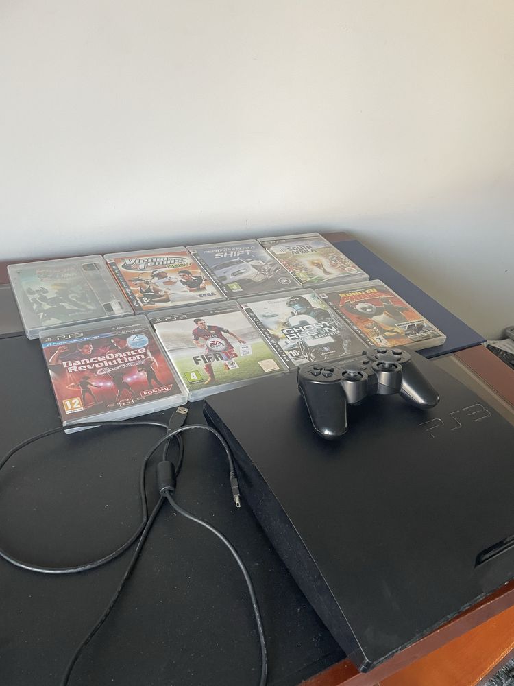 Ps3 com 6 jogos.