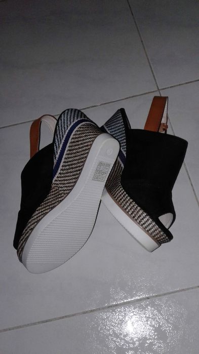 Sandálias pretas de Camurça e Cunha ( Novas )