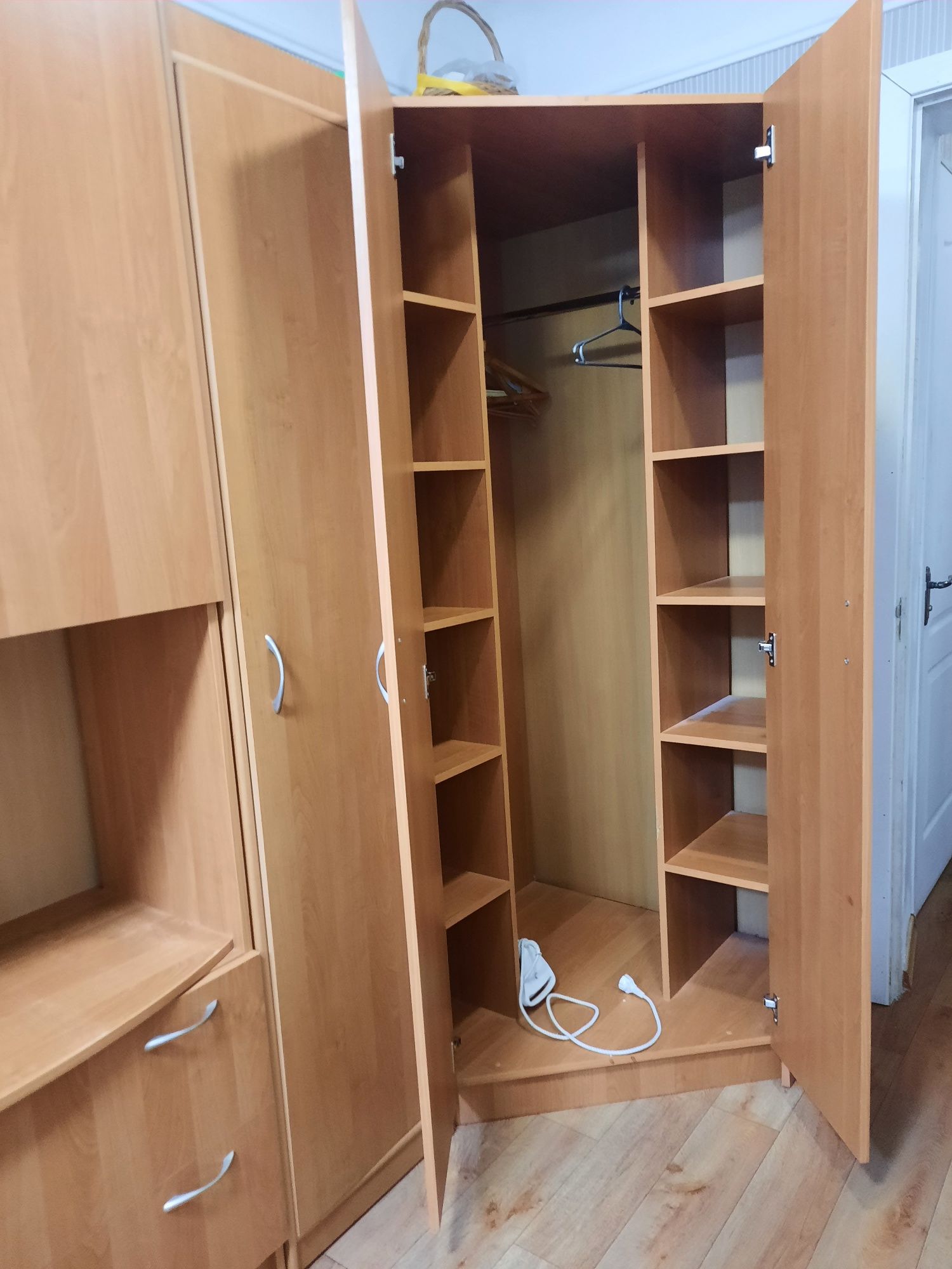 Вітальня з кутовою шафою