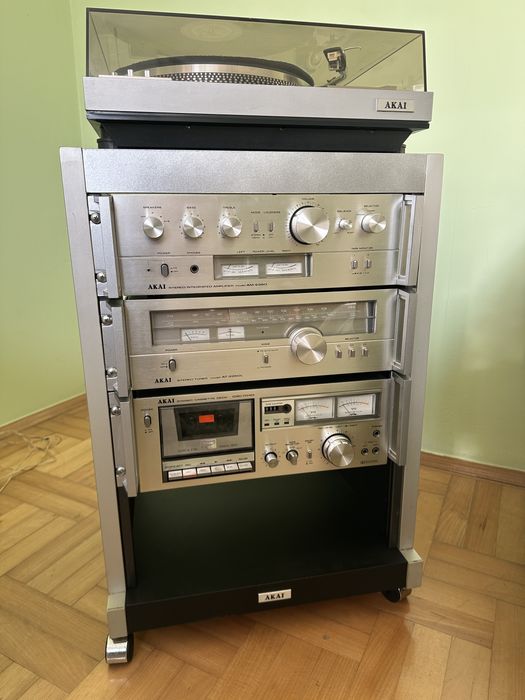 Akai wieża kompletna w dedykowanej szafce