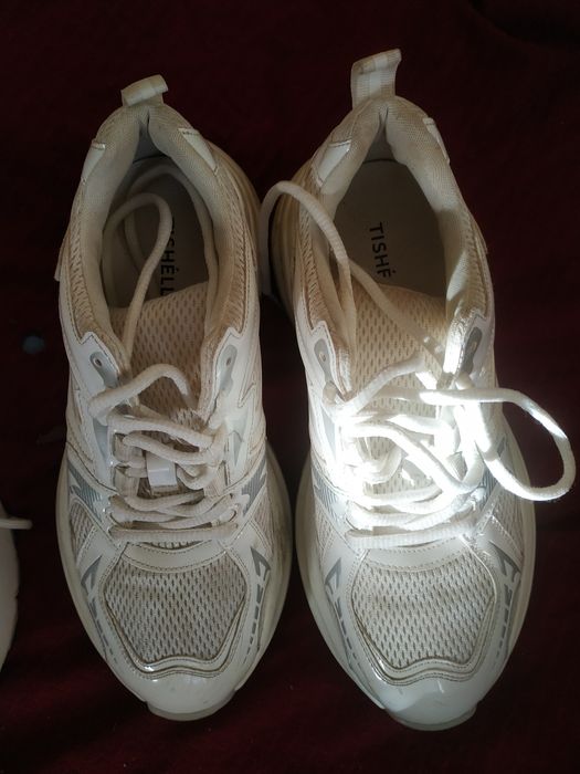 Кросівки жіночі фірмові тридцять дев'ятого розміру чорного колірн