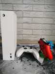 Xbox Series S + czerwony limitowany kontroler