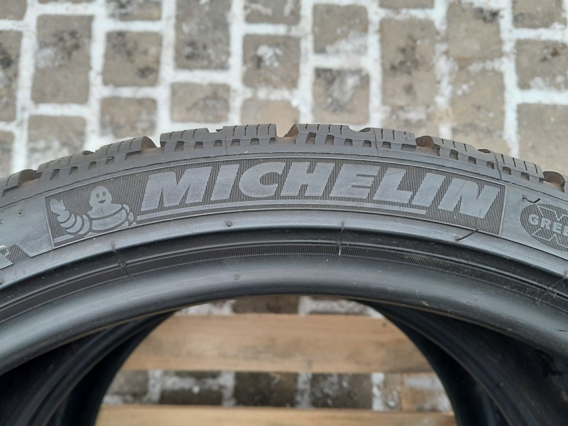 235/35R19 91W MICHELIN , dwie opony zimowe.