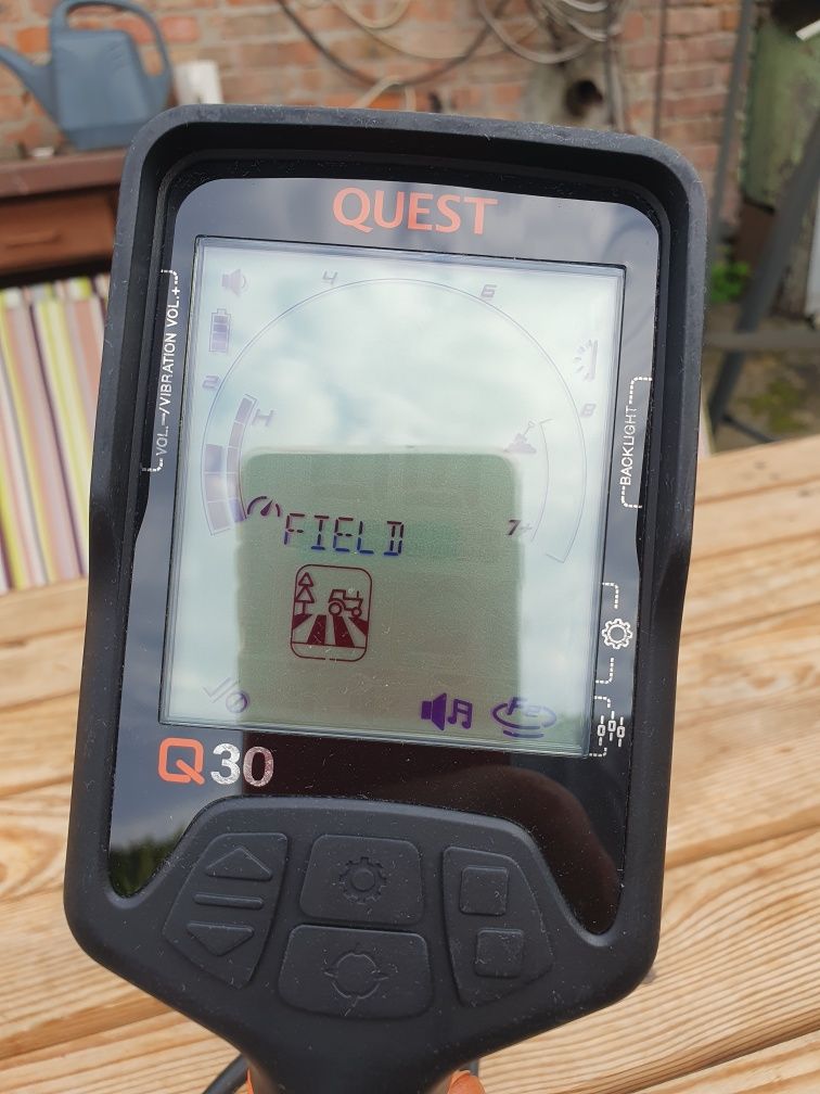 Продам металошукач Quest Q30