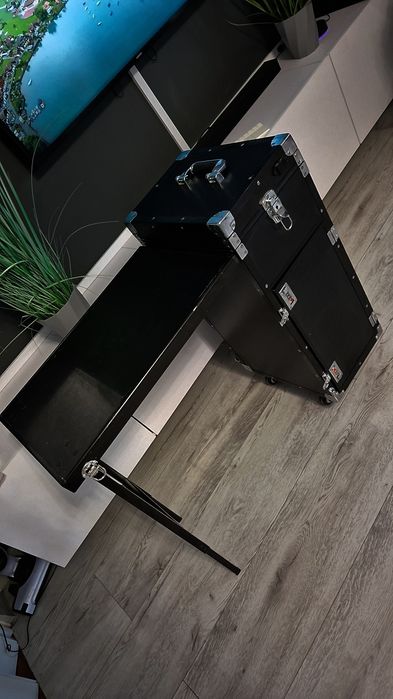 Profesjonalny stolik mobilny do manicure w formie wygodnego kuferka