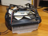 Алюмінієвий кулер для процесоров AMD на антивибрационных резинках.