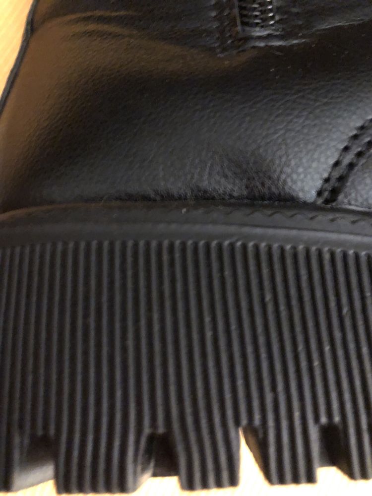 Botas com  atacadores e fechos laterais, usadas
