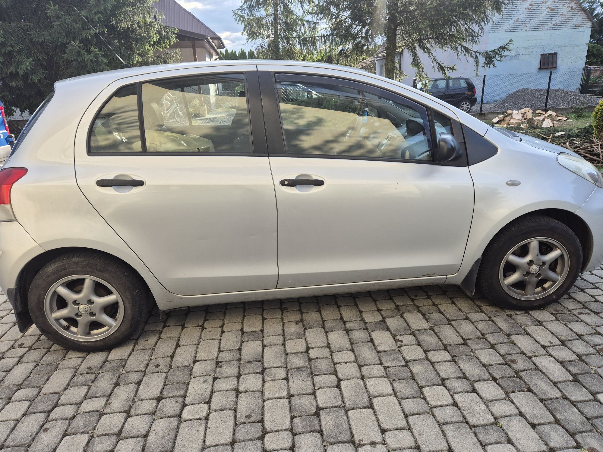 Toyota Yaris srebrna 2010