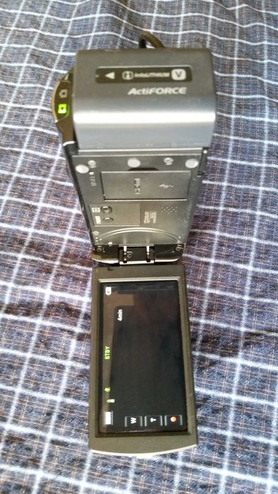 Sony HDR-CX130E видеокамера с зарядным устройством