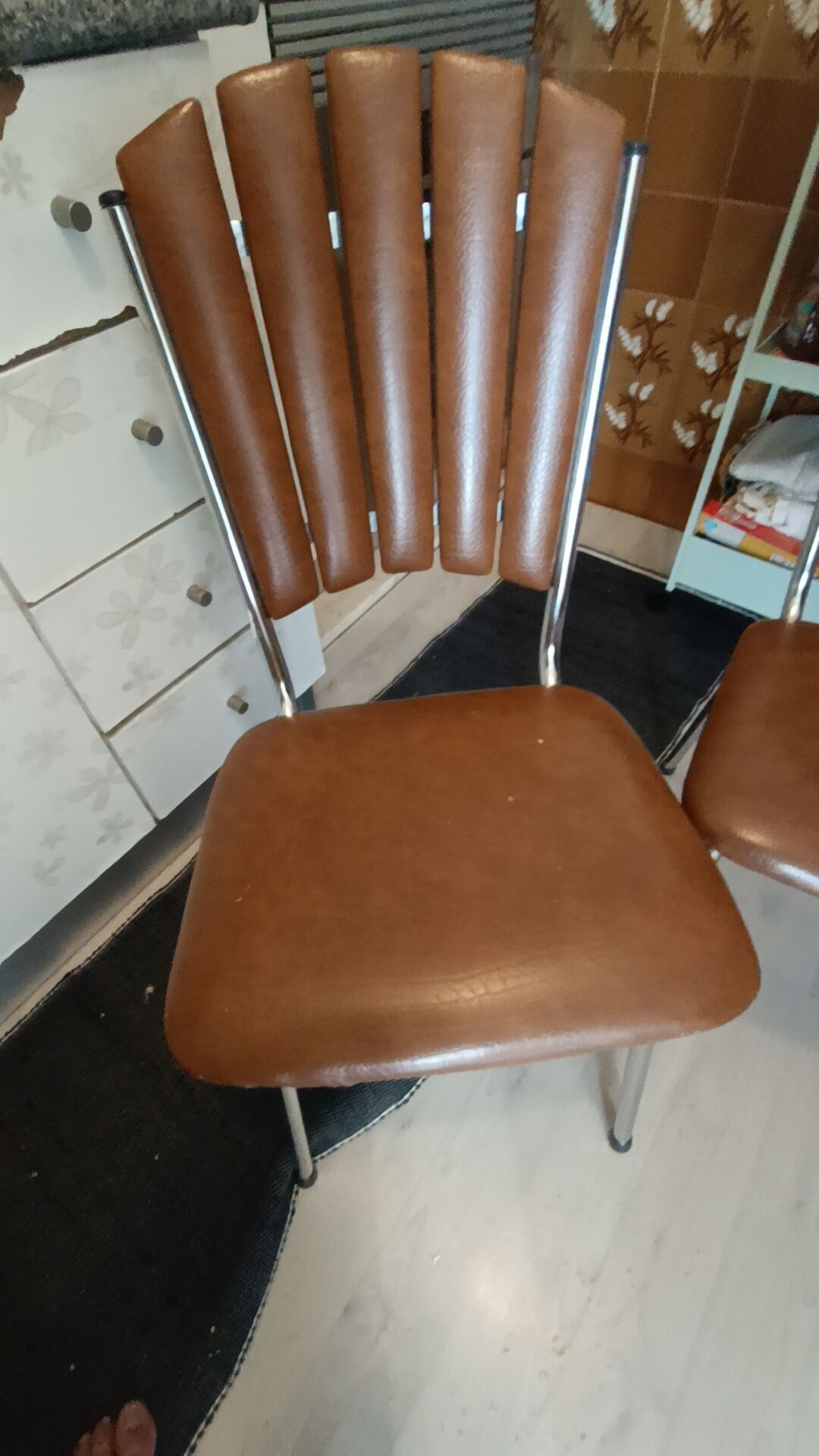 Mesa e cadeiras muito conservada