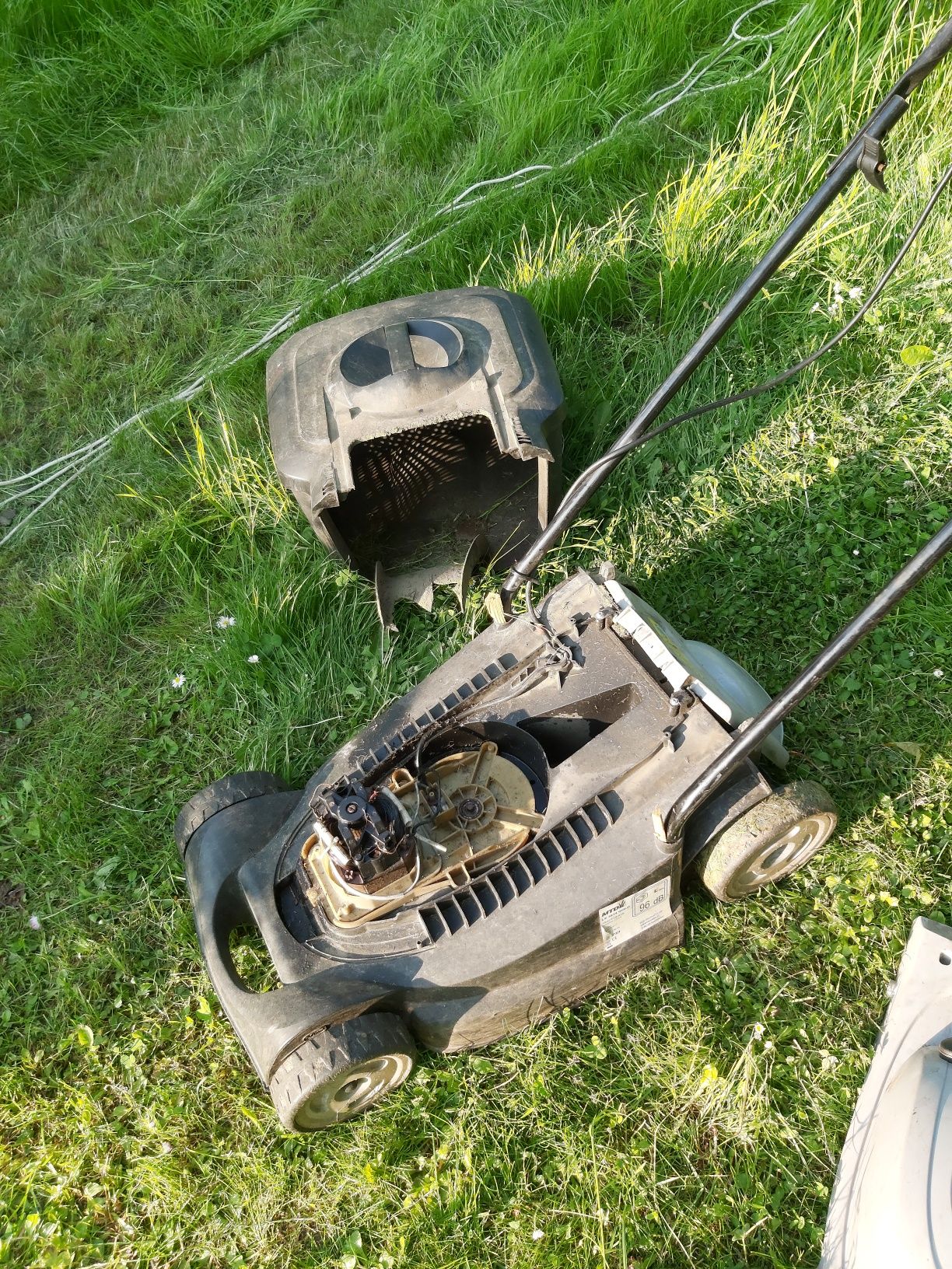 Kosiarka elektryczna 1400 W nie działa , na części