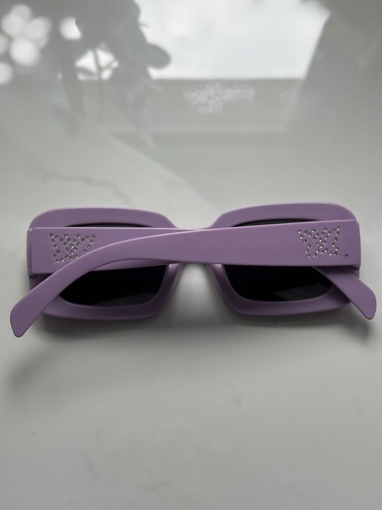 nowe lilijowe fioletowe modne okulary z błyszczącymi motylkami po boku