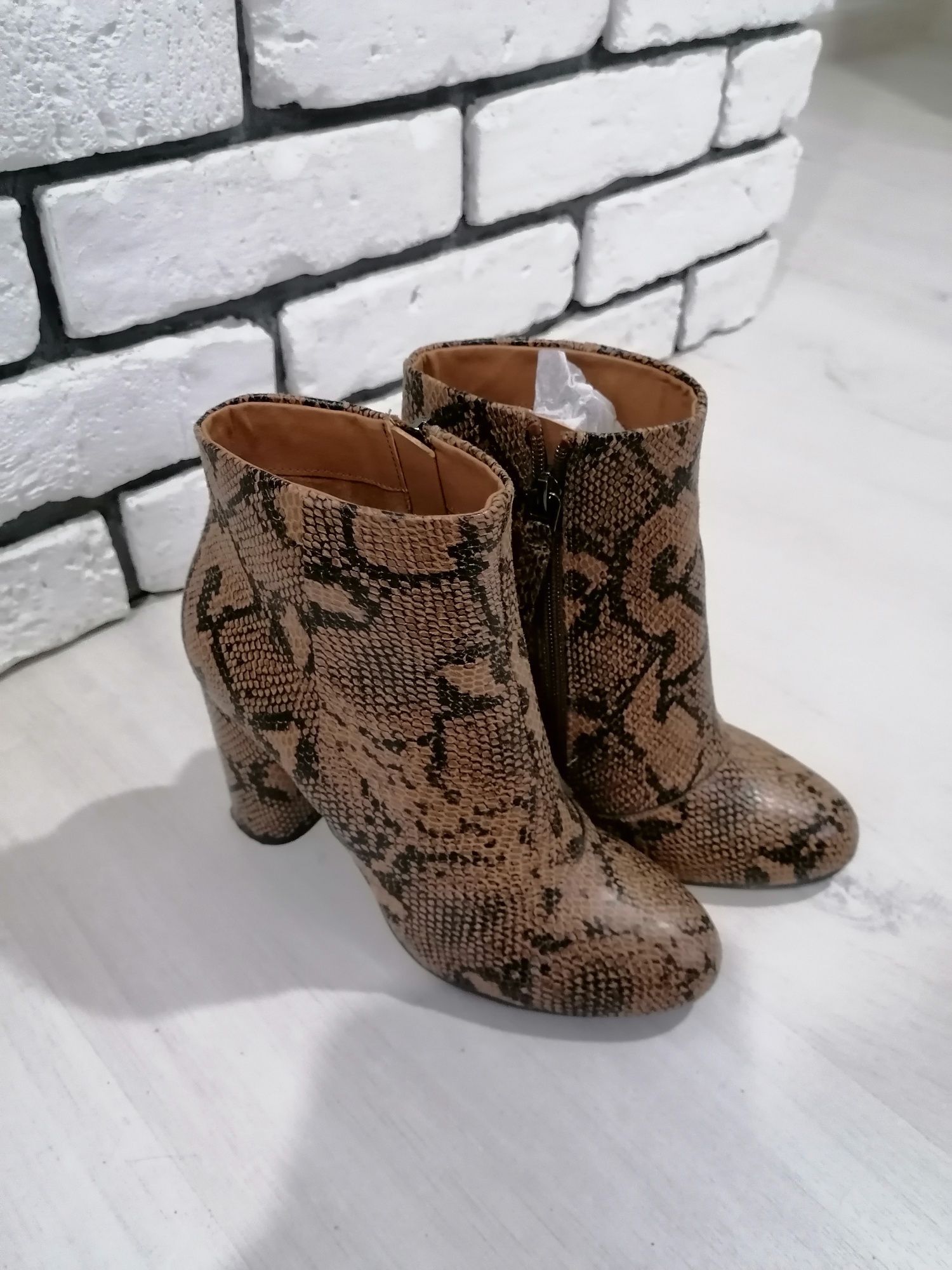 Buty botki another wężowa skóra słupek 38