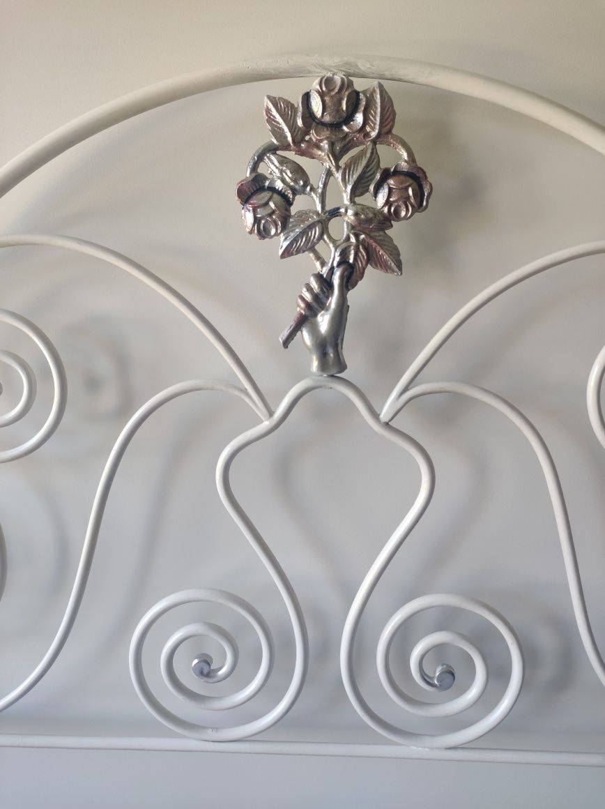 Cama de solteiro Vintage em ferro branco