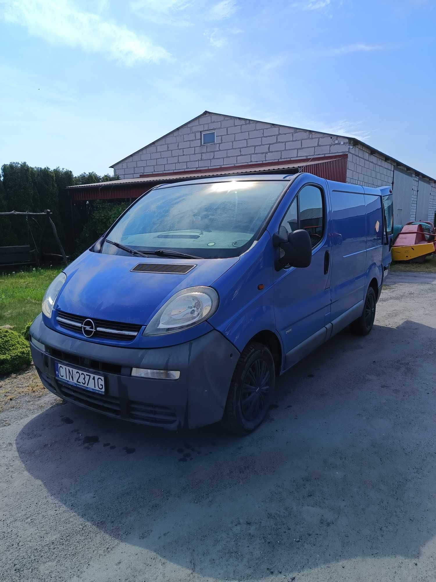 OPEL Vivaro 1,9 CDTI 2005r z hakiem