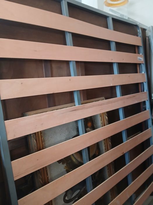 Estrado em ferro e madeira mede 2m comp x160