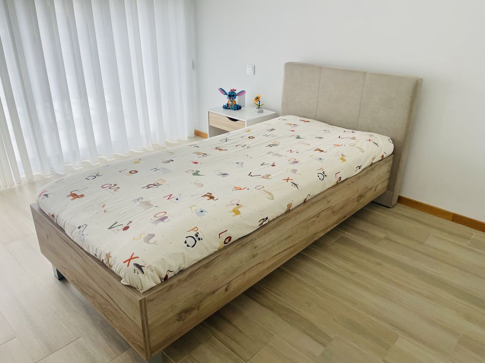 Cama solteiro com mesinha de cabeceira e colchao
