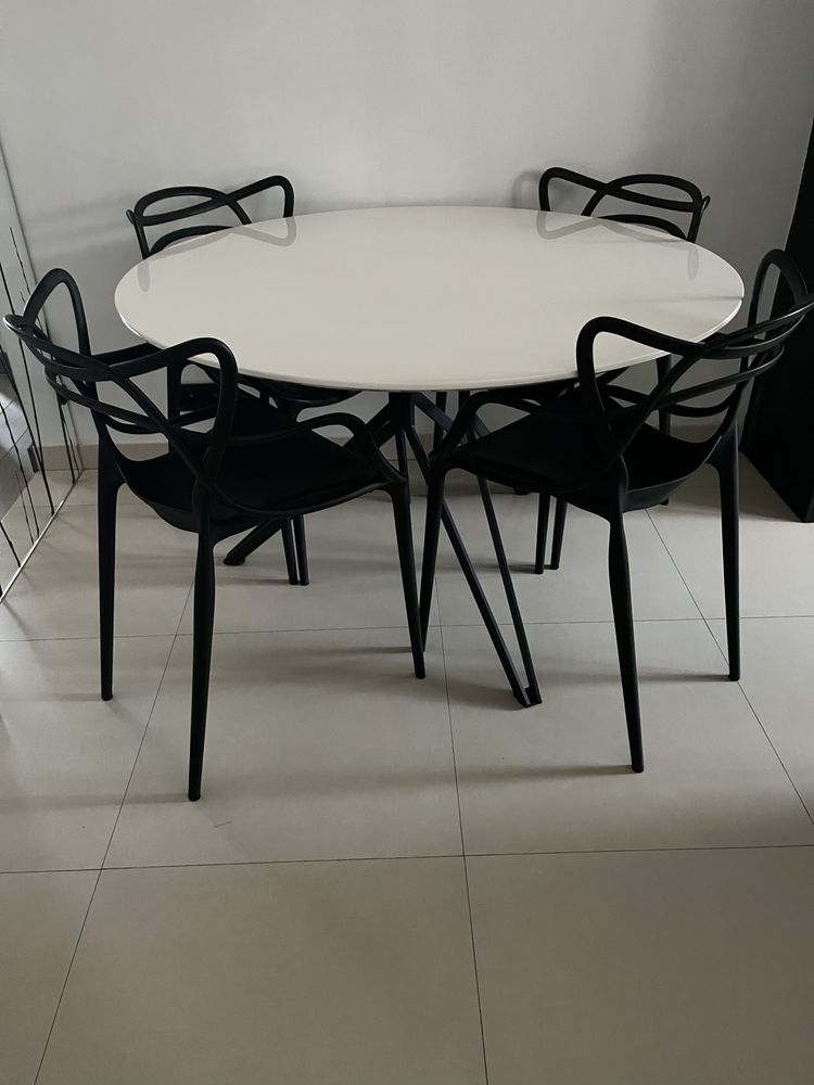 Biały , okragły stół + 4 czarne krzesła