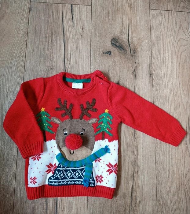 Czerwony sweter renifer Rudolf choinka śnieg świąteczny świąteczna gwi