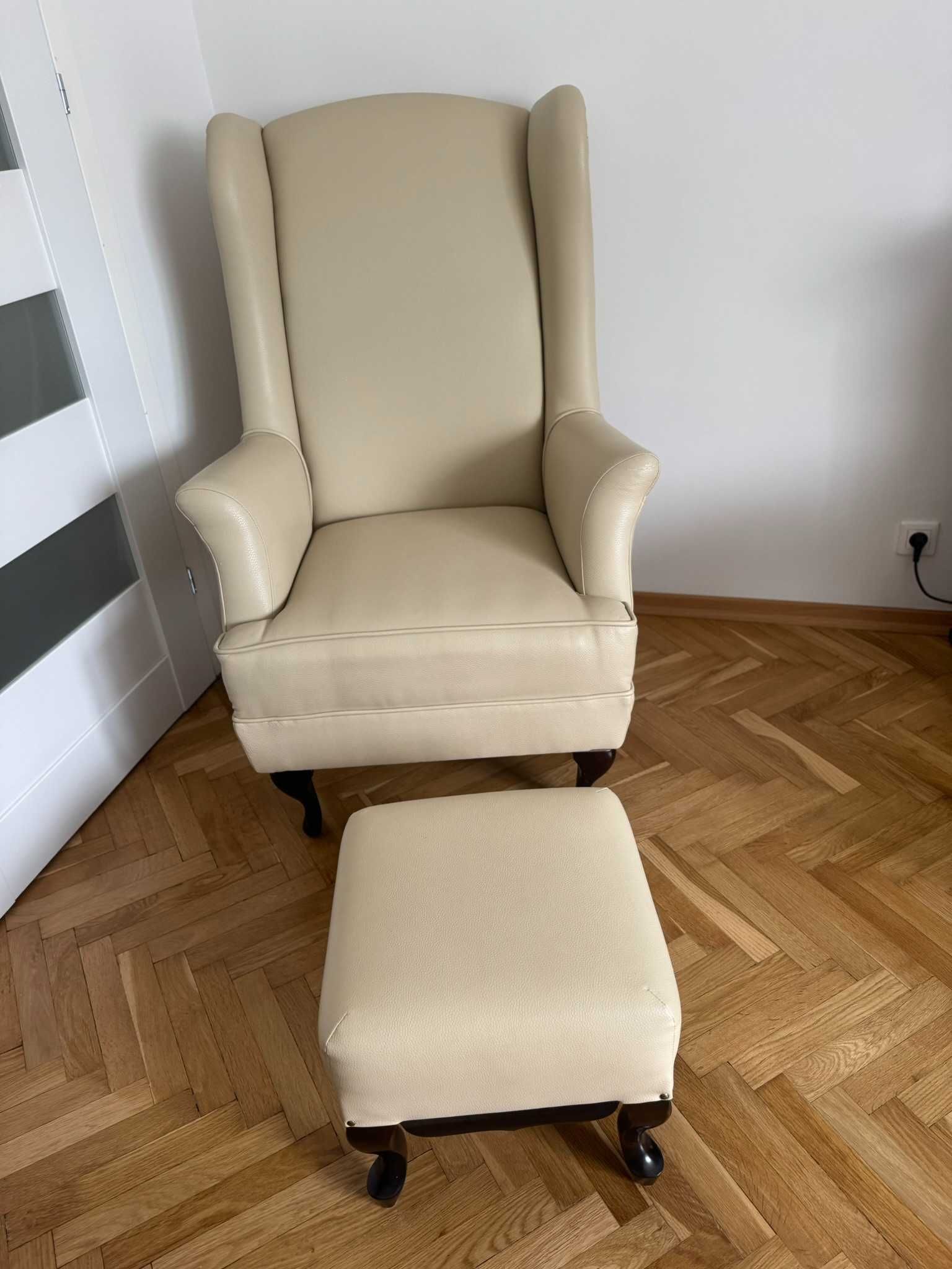 Dwa fotele, podnóżek i okrągły stolik okolicznościowy