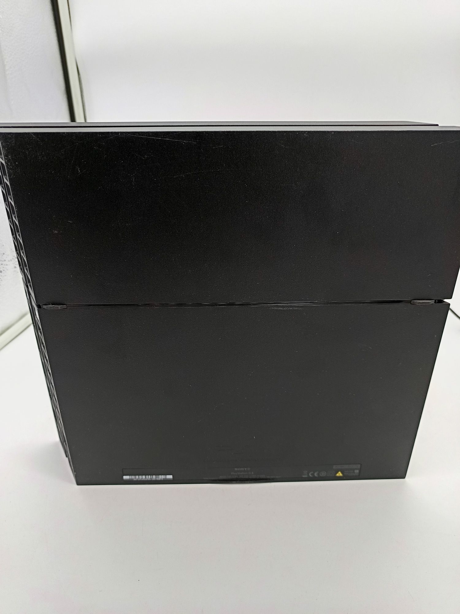 Konsola PlayStation 4 + 2 gry + podstawka + pad okablowanie