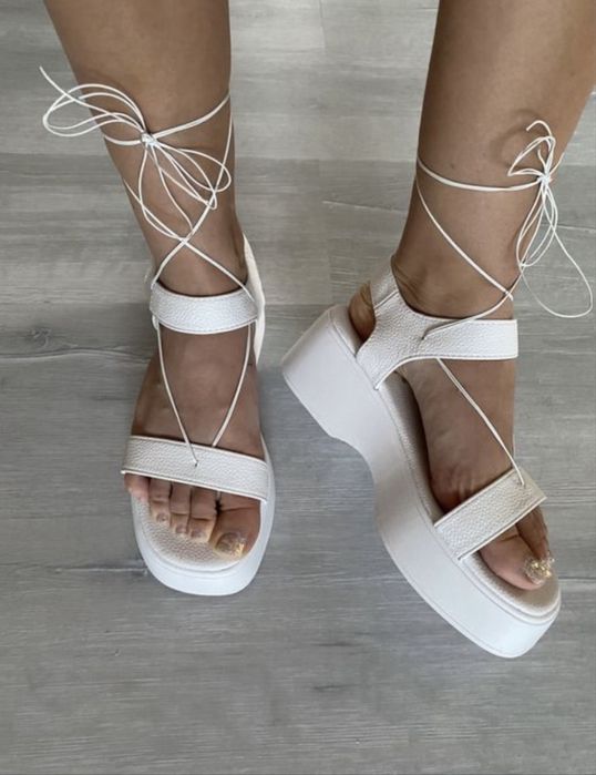 Босоніжки на платформі білі