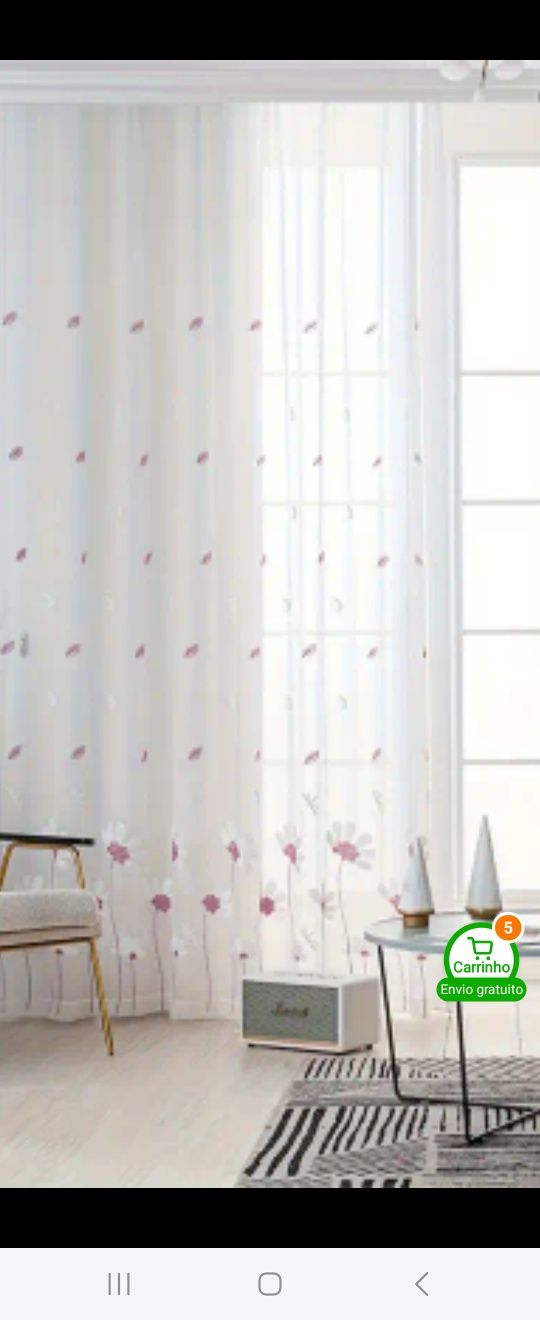 Cortinados com flores rosas