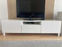 Movel de TV branco com portas
