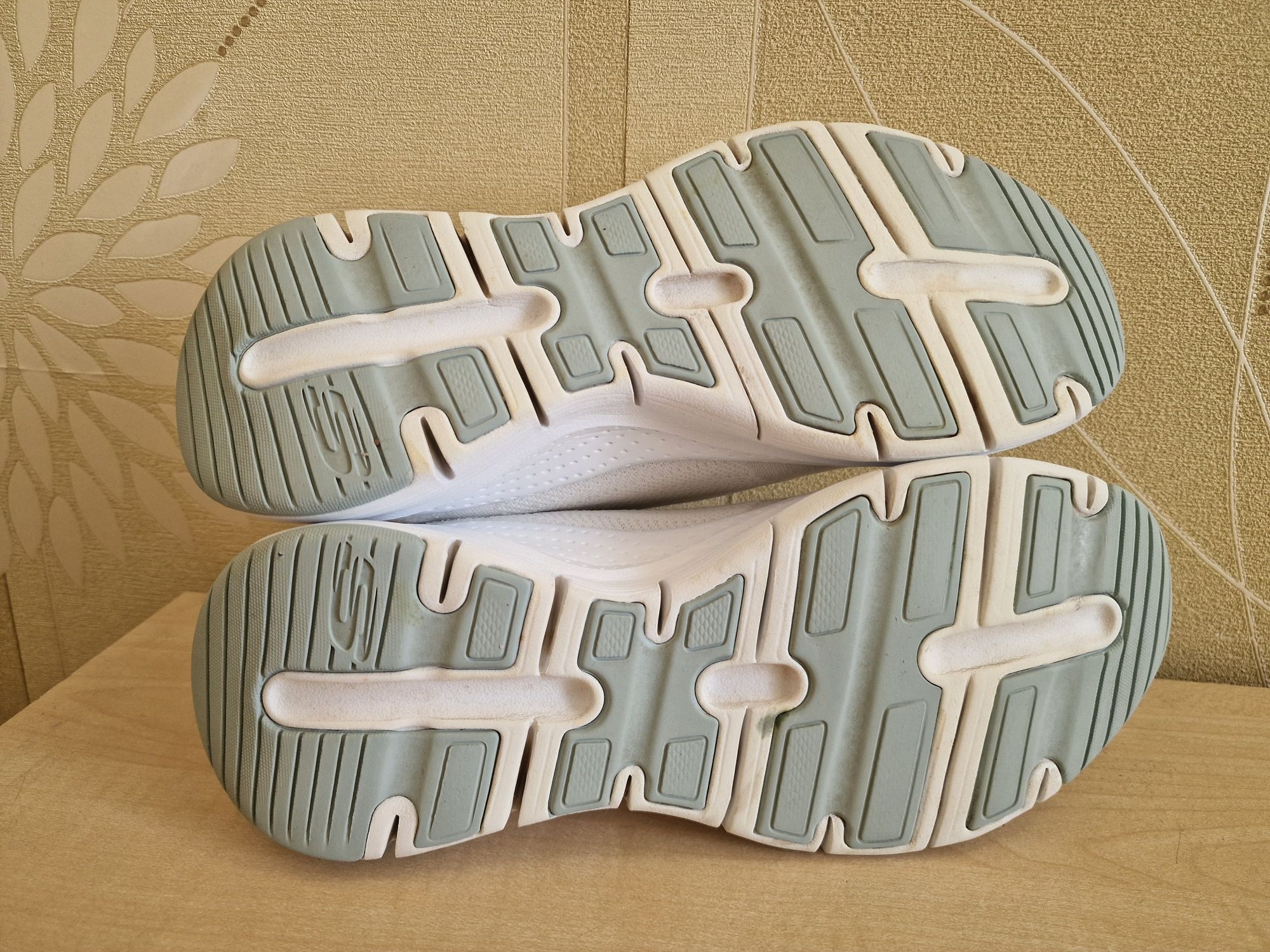 Кросівки Skechers Arch Fit оригінал розмір 36-37