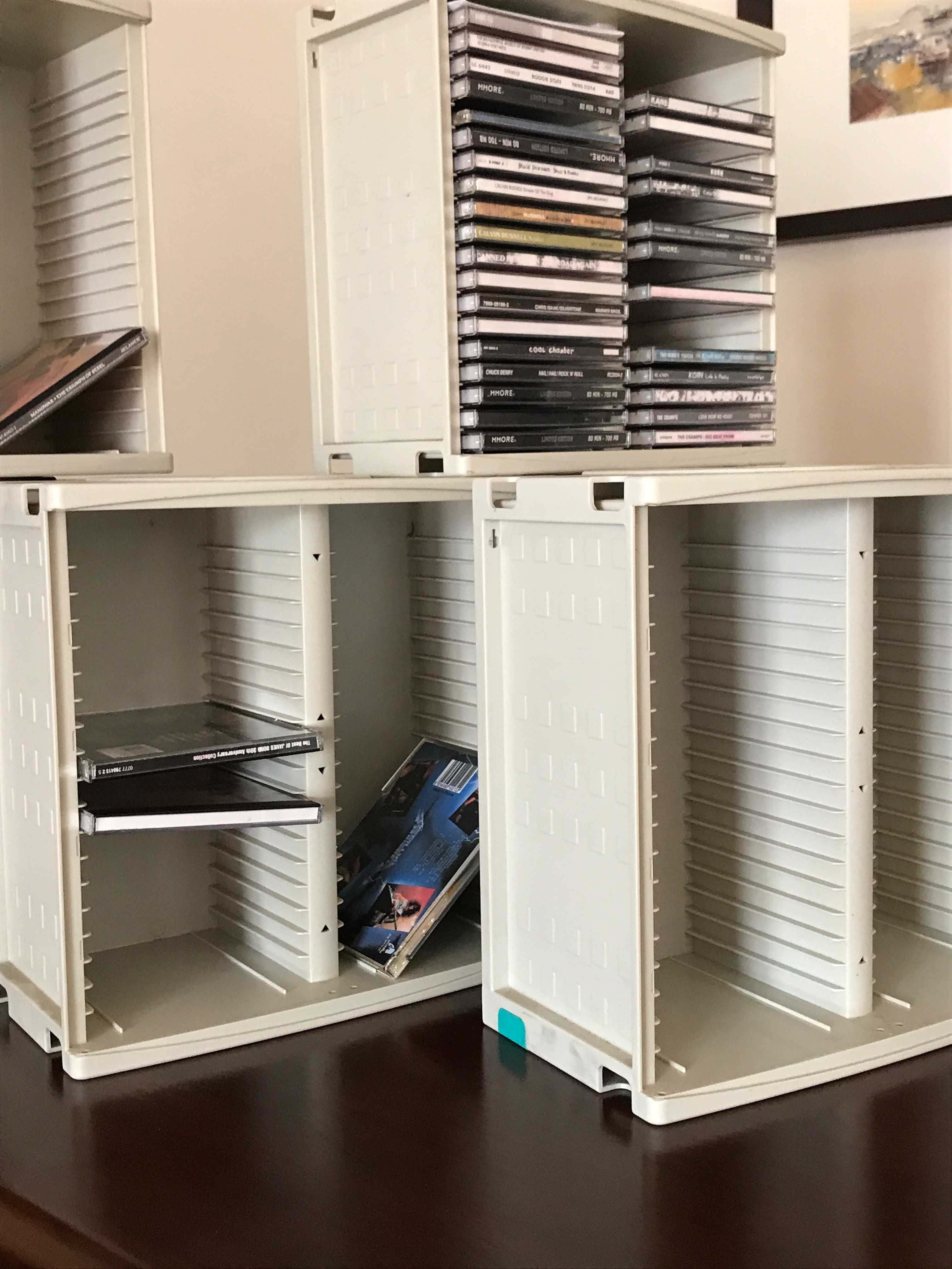 6 Arquivadores de CDs e 100 caixas de CDs