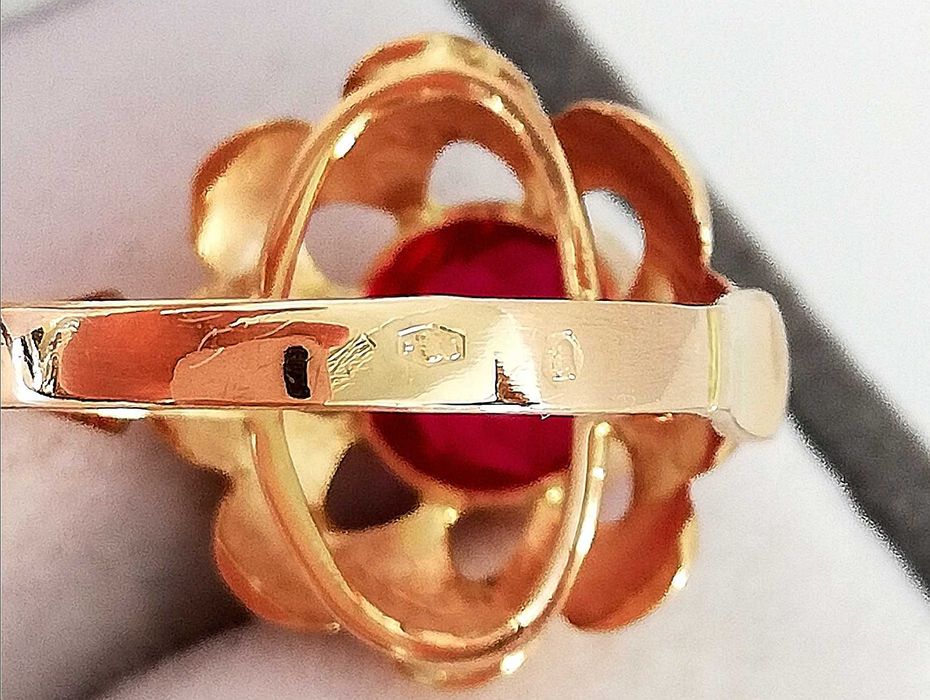 ZŁOTY pierścionek p585 rubinowy kamień Lata 70 te PRL.