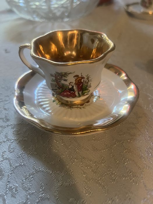 Продаеются фужеры,чашки,хрусталь