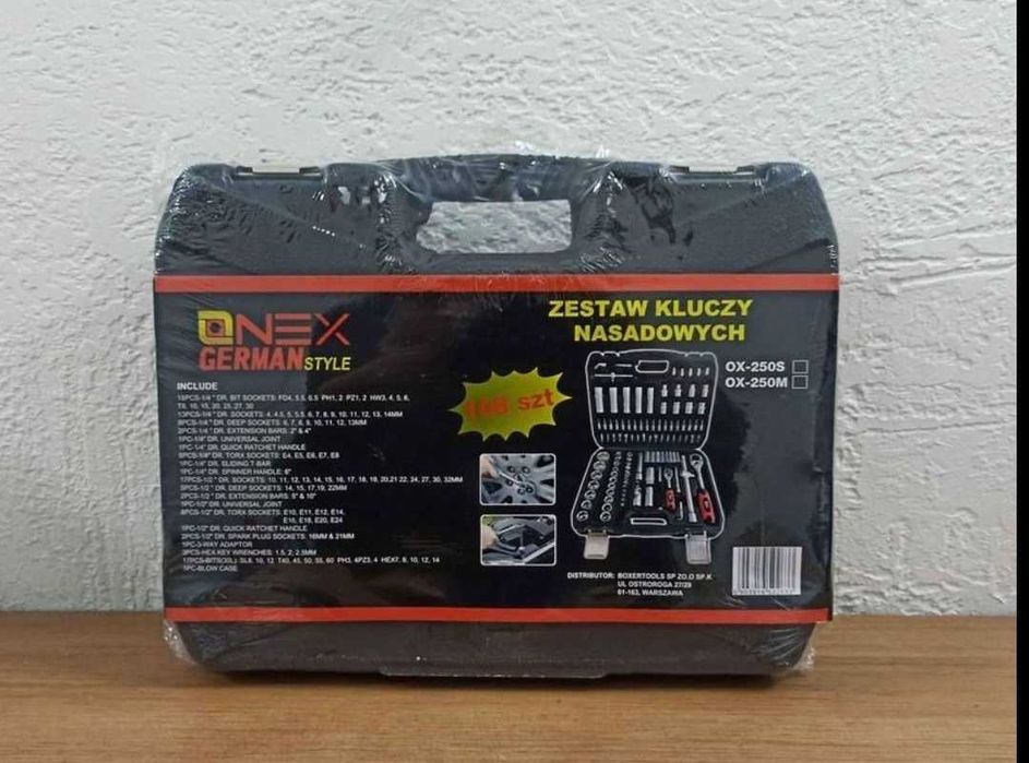 Zestaw kluczy nasadowych w walizce, składający się z 108 elementów.