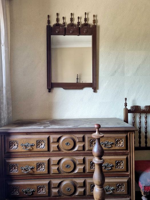 Cama e mobilia antiga para restauro.