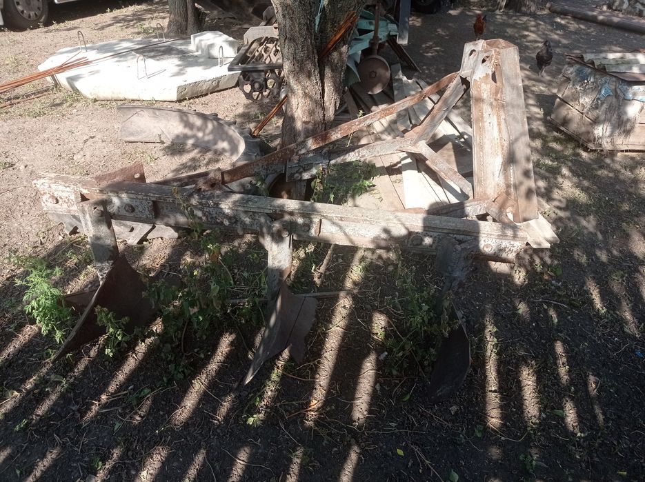 Продам плуг 3 корпусний