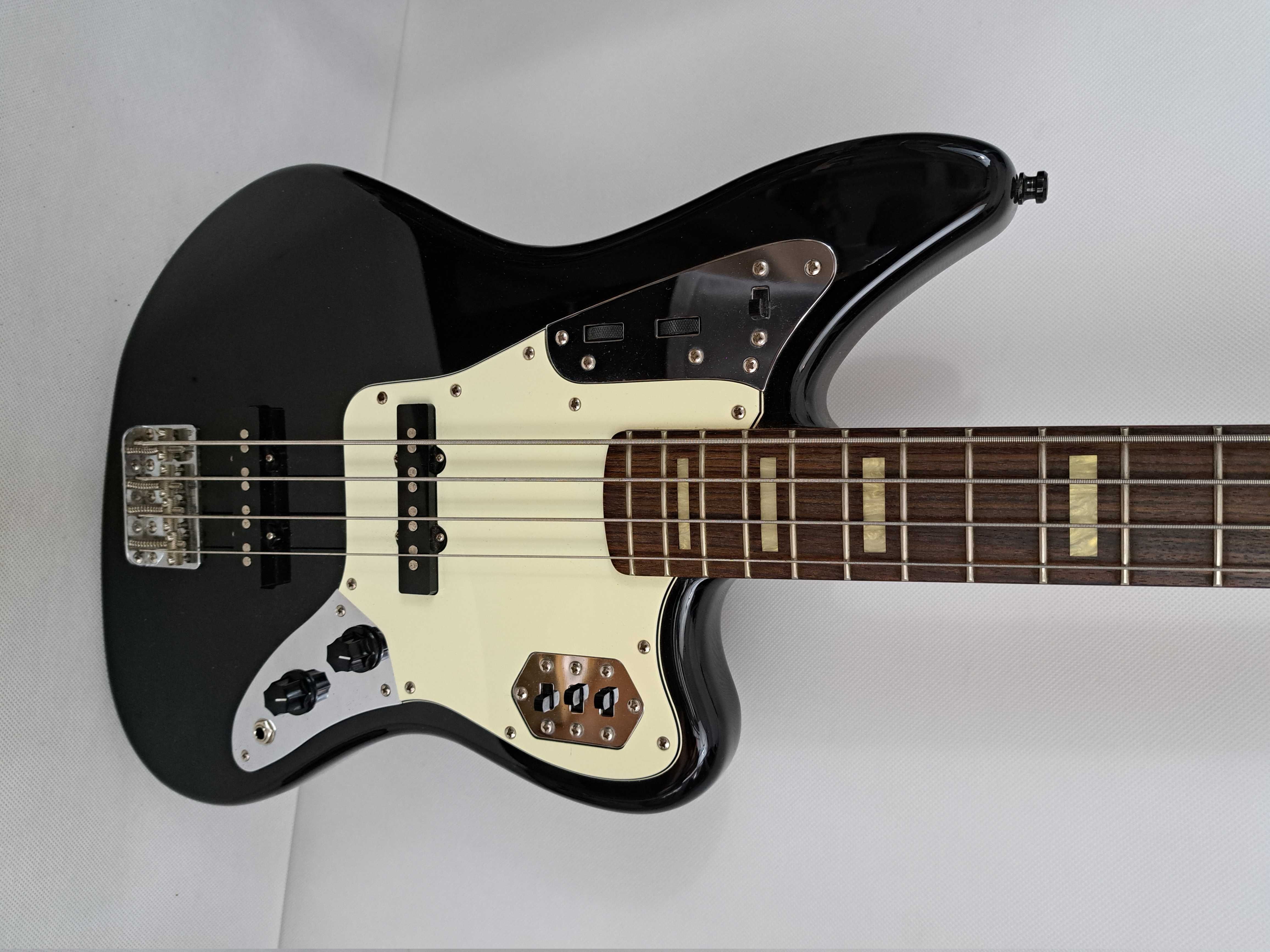 Gitara basowa Fender Jaguar Japan