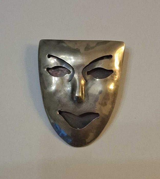Broszka srebrna w kształcie maski lata 60