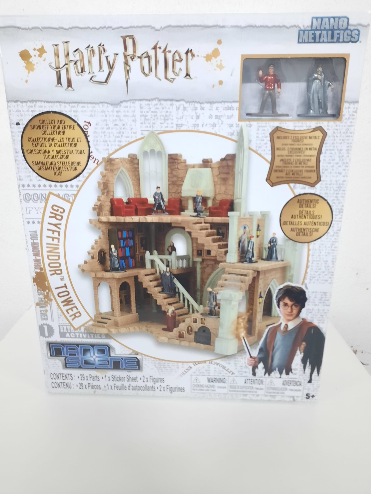 Torre Gryffindor com figuras metálicas Harry Potter novo