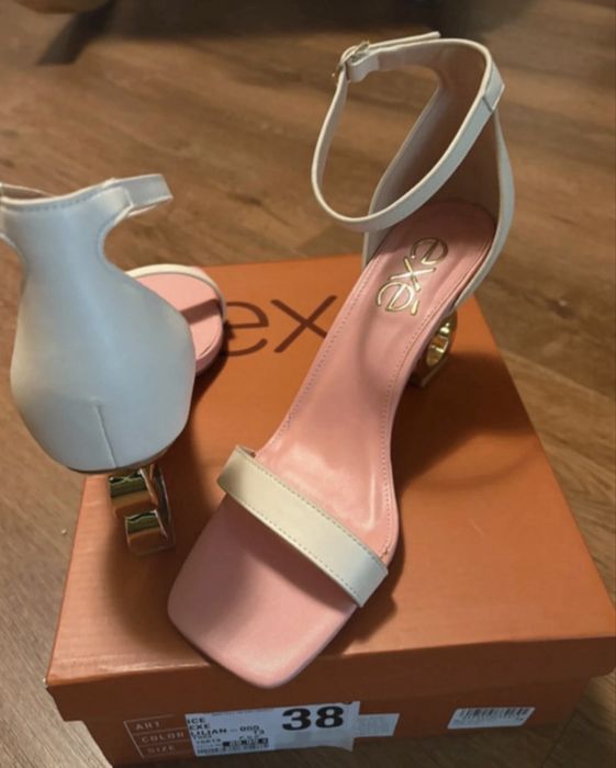 Sandálias exé em pele novas