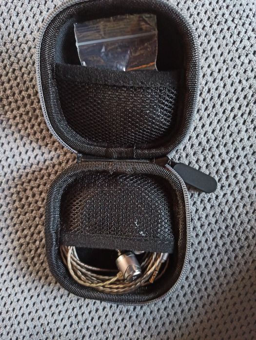 Zestaw: Słuchawki soundmagic E11 czyszczone silikony, pokrowiec i dod.