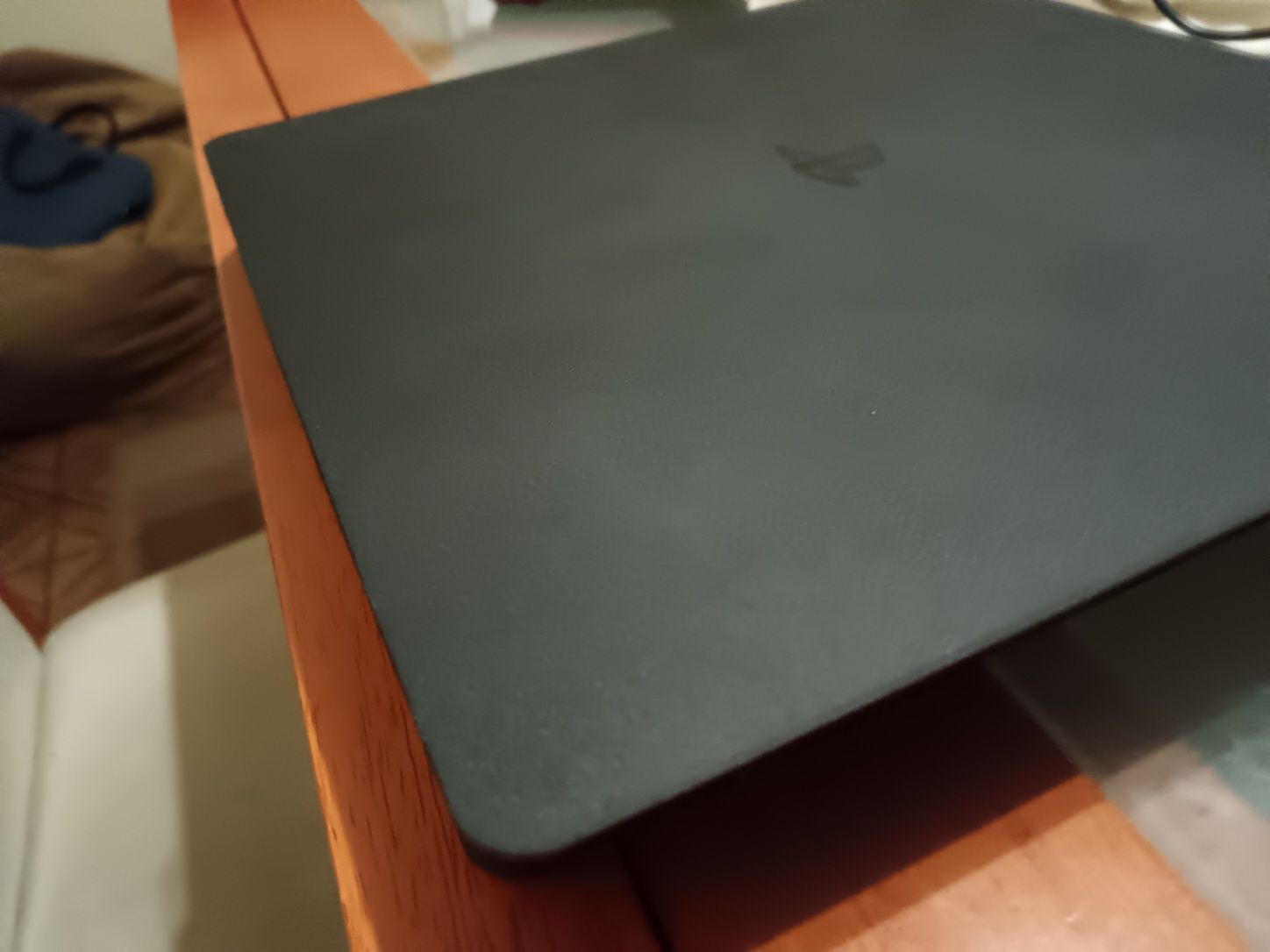PS4 Slim 1TB em bom estado