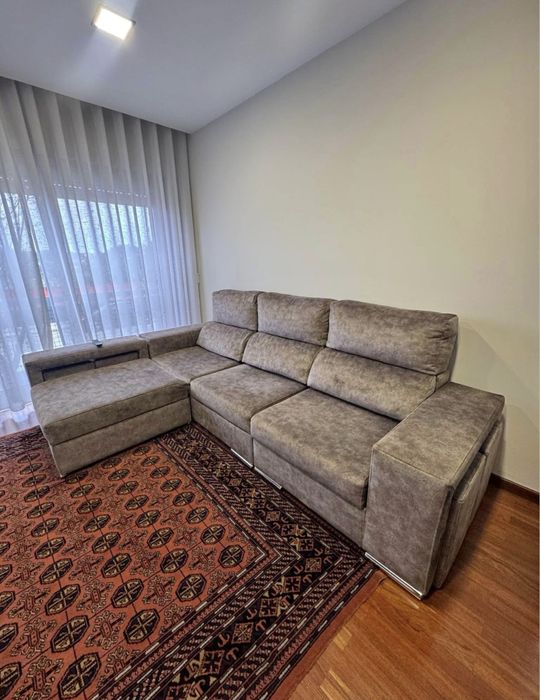 Sofa com chaise longue e 4 puffs